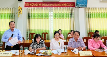 Ông Trần Minh Tố- Hiệu trưởng Trường Cao đẳng Vĩnh Long thông tin về kết quả thực hiện Nghị quyết số 21 của HĐND tỉnh.