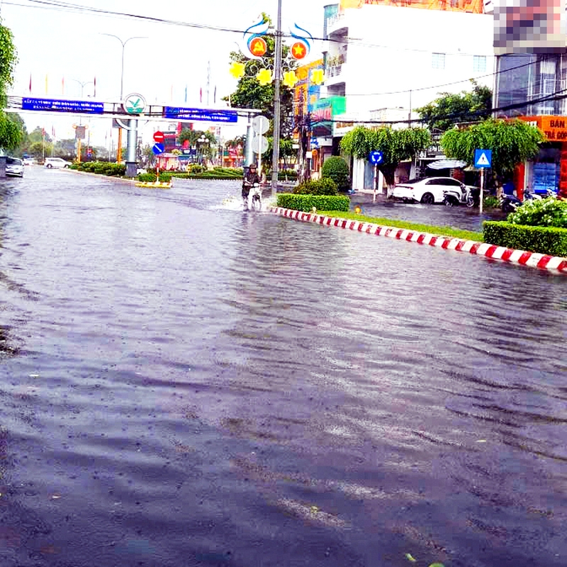 Vào mùa mưa lũ, mưa lớn gây ngập, ảnh hưởng đời sống, sinh hoạt của người dân.