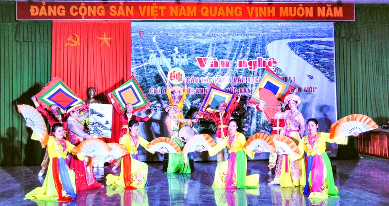 Hội viên, nông dân vừa lao động sản xuất, vừa tham gia hoạt động văn hóa, văn nghệ tạo sân chơi bổ ích, nâng cao giá trị văn hóa tinh thần.