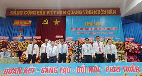 Việc thành lập các hội doanh nghiệp cấp huyện góp phần thúc đẩy doanh nghiệp phát triển ổn định và
bền vững. Trong ảnh: BCH Hội Doanh nghiệp huyện Vũng Liêm.