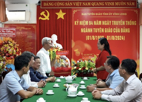 Các đơn vị chúc mừng ngành tuyên giáo.