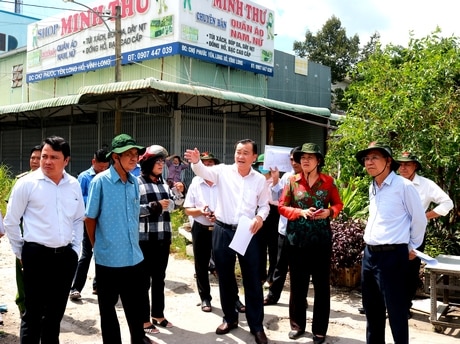 Ông Nguyễn Minh Dũng- Ủy viên Ban Thường vụ Tỉnh ủy, Phó Chủ tịch thường trực HĐND tỉnh và đoàn khảo sát tình trạng lấn chiếm hành lang an toàn lộ giới khu vực chợ Phước Yên (xã Phú Quới, huyện Long Hồ).