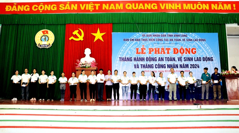 Công nhân, người lao động được trao tặng quà tại lễ phát động Tháng hành động An toàn vệ sinh lao động và Tháng Công nhân năm 2024.