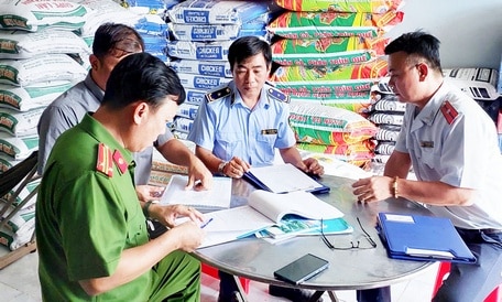 Lực lượng quản lý thị trường chủ động phối hợp trong công tác đấu tranh phòng, chống buôn lậu, gian lận thương mại và hàng giả.