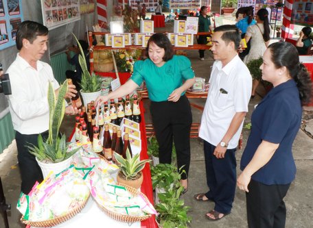 75% sản phẩm OCOP và sản phẩm công nghiệp nông thôn tiêu biểu của tỉnh được đưa lên sàn thương mại điện tử trade.vinhlong.gov.vn

