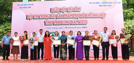 Hội LHPN tỉnh trao giải cho các đơn vị tham dự hội thi.