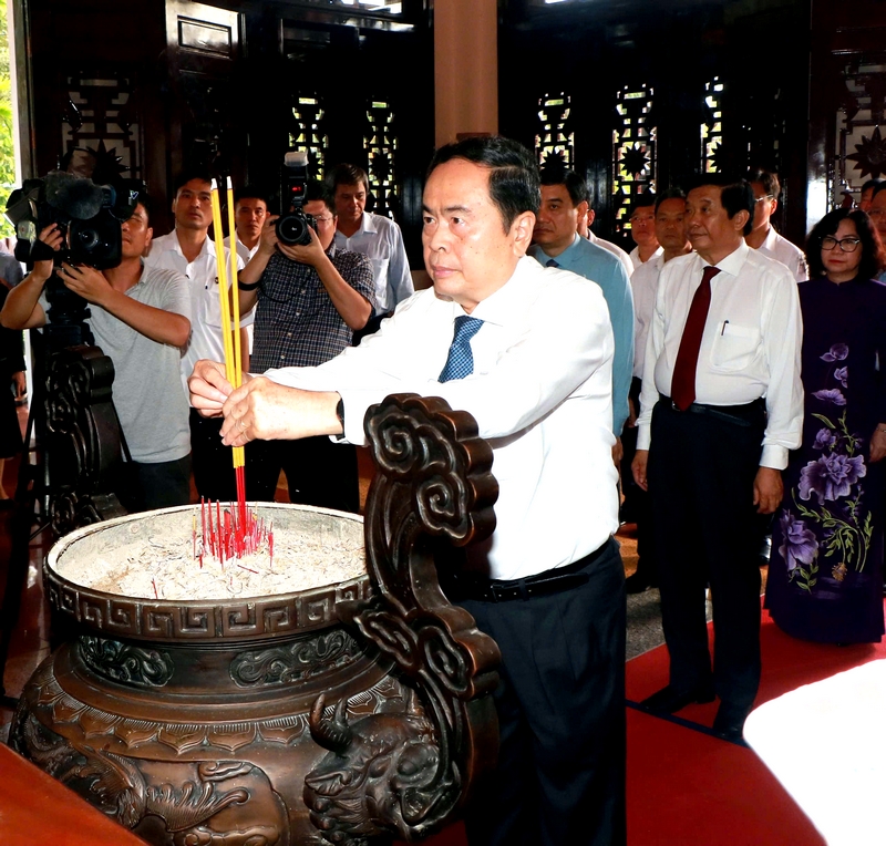 Chủ tịch Quốc hội Trần Thanh Mẫn dâng hoa, dâng hương tưởng nhớ Chủ tịch HĐBT Phạm Hùng.