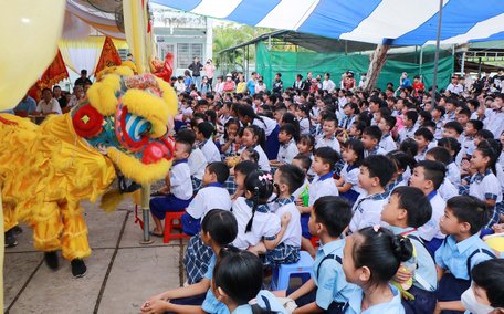 Các em thiếu nhi xã Nhơn Phú hào hứng thưởng thức tiết mục múa lân và tham gia những câu đố vui có thưởng.