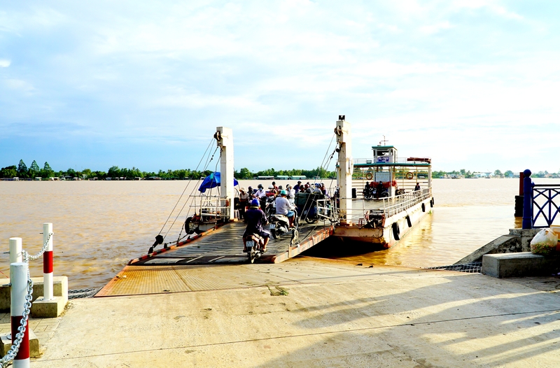 Bến tạm mới được đầu tư tương đối khang trang, có làn xe lên xuống đảm bảo an toàn cho các hoạt động phà.