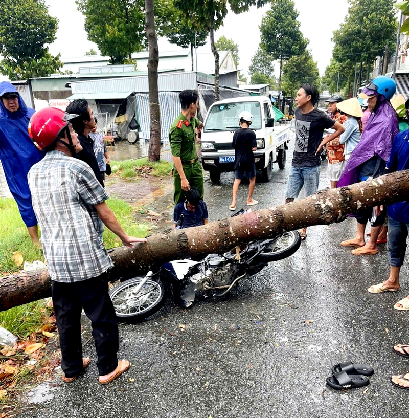 Mưa lớn, giông lốc gây thiệt hại nhiều căn nhà, đổ ngã cây xanh, làm bị thương 1 người.