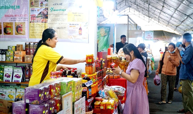 Khách hàng tham quan gian hàng trưng bày sản phẩm OCOP của tỉnh Vĩnh Long.