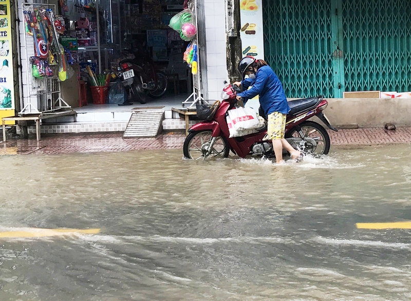 Triều cường kết hợp mưa lớn, nguy cơ xảy ra ngập lụt ở nhiều nơi.