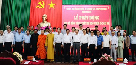 Lãnh đạo tỉnh Vĩnh Long cùng các cơ quan, đơn vị, địa phương tham gia ủng hộ tại buỗi Lễ phát động.
