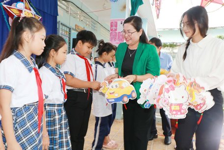  Trưởng Ban Tuyên giáo Tỉnh ủy- Nguyễn Thị Minh Trang tặng quà trung thu cho các em thiếu nhi xã Nhơn Phú.