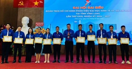 Tỉnh Đoàn Vĩnh Long khen thưởng cho các cá nhân có thành tích xuất sắc trong công tác đoàn và phong trào thanh niên nhiệm kỳ qua.