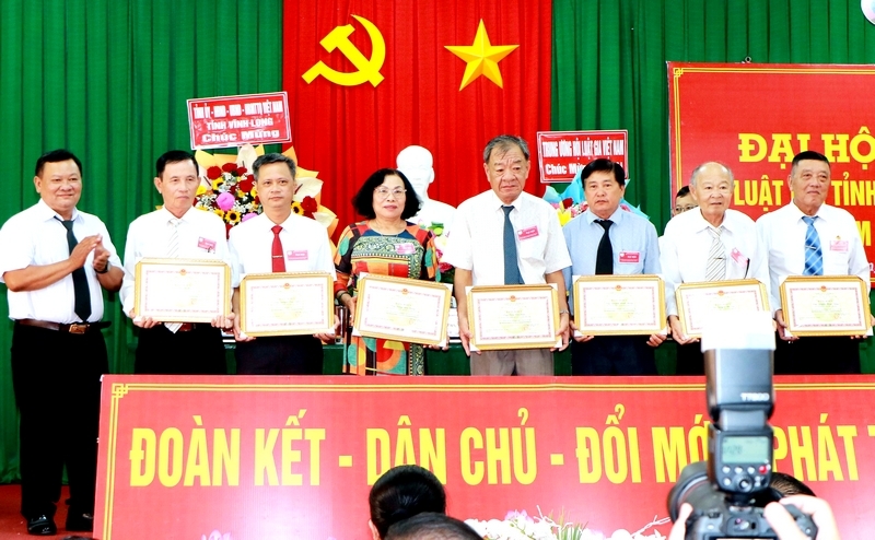 Các tập thể, cá nhân có thành tích xuất sắc trong nhiệm kỳ 2019-2024 nhận bằng khen của UBND tỉnh.