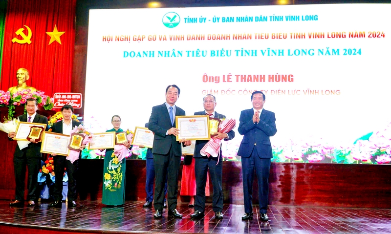 Bí thư Tỉnh ủy- Bùi Văn Nghiêm và Chủ tịch UBND tỉnh- Lữ Quang Ngời vinh danh các doanh nhân tiêu biểu của tỉnh.