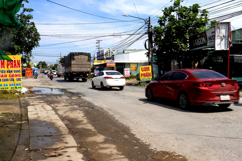 QL54 hẹp và xuống cấp, phương tiện lưu thông tăng nên phải nối đuôi khi qua địa phận tỉnh Vĩnh Long.