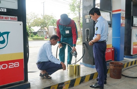 Lực lượng quản lý thị trường tỉnh kiểm tra hoạt động kinh doanh, mua bán xăng dầu.

