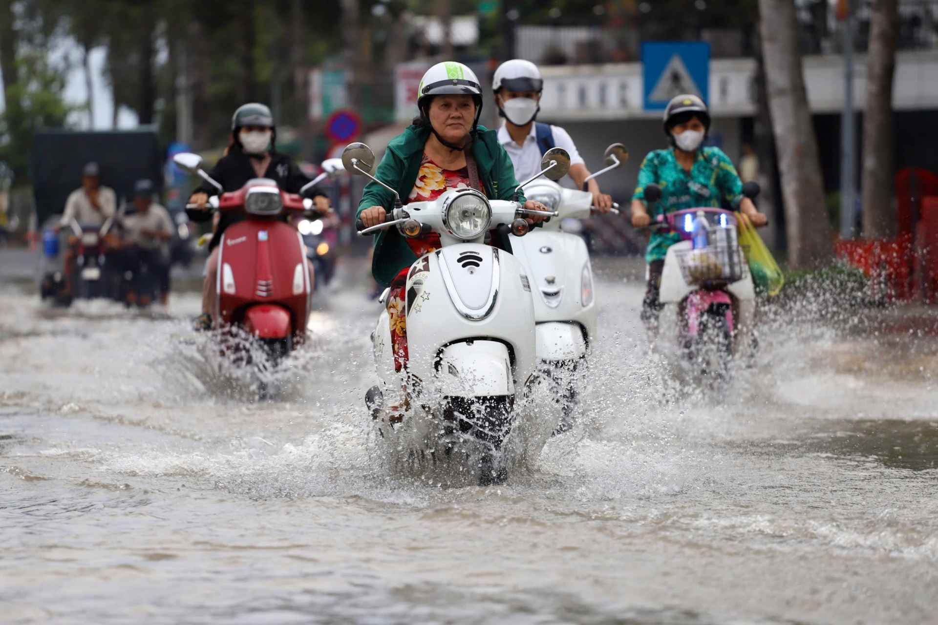 Chiều ngày 17/1, một số tuyến đường nội ô TP Vĩnh Long ngập sâu, như đường Tô Thị Huỳnh, Hưng Đạo Vương, Lê Thái Tổ…Trong ảnh: Đường Tô Thị Huỳnh.