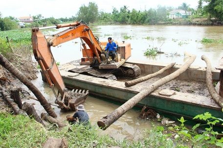 Vĩnh Long là địa phương có hệ thống sông ngòi, kênh rạch chằng chịt, thường xuyên xảy ra sạt lở bờ sông. 