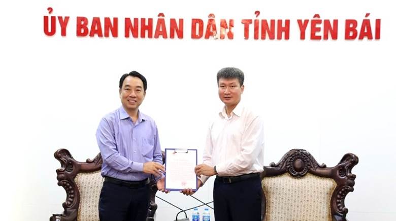 Bí thư Tỉnh ủy, Chủ tịch UBND tỉnh Trần Huy Tuấn trao thư cảm ơn tới Đảng bộ, chính quyền và nhân dân tỉnh Vĩnh Long đã chia sẻ, hỗ trợ tỉnh Yên Bái khắc phục hậu quả cơn bão số 3 (Ảnh: Đức Toàn)
