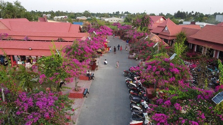 
 
Làng gốm Tư Buôi (Phường 5, TP Vĩnh Long) được xây dựng hoàn toàn bằng gạch gốm đỏ là điểm đến thú vị với nhiều du khách thập phương.Ảnh: Nguyên Khánh