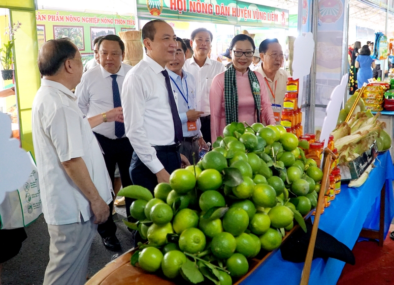 Đồng thời tham quan các gian hàng đặc sản vùng miền của các tỉnh, thành tham gia hội chợ.