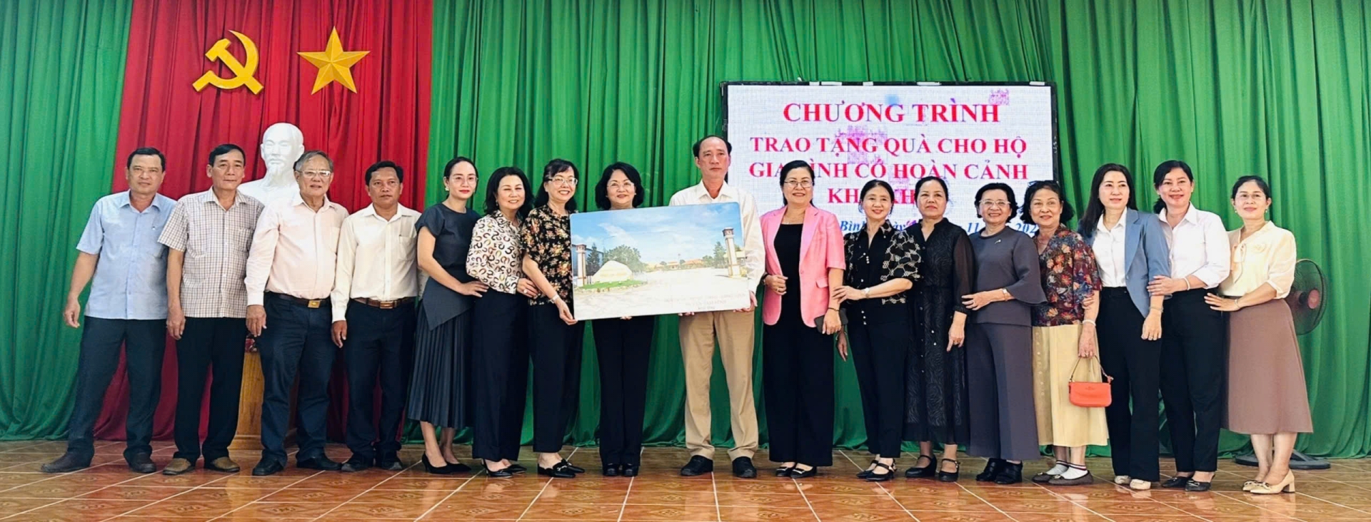 Ông Trần Xuân Thiện- Bí thư Huyện ủy Tam Bình tặng quà lưu niệm cho đoàn công tác của nguyên Phó Chủ tịch nước Đặng Thị Ngọc Thịnh.