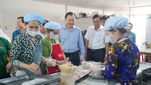 Đoàn tham quan quy trình sản xuất nem, chả của hộ kinh doanh Truyện Oanh (xã Phú Thịnh, huyện Tam Bình).