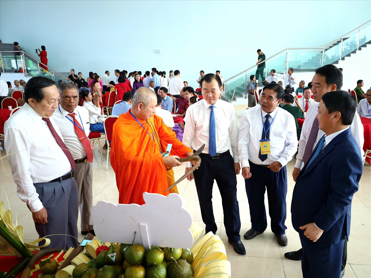 Chủ tịch Hội Đoàn kết Sư sãi yêu nước tỉnh Vĩnh Long giới thiệu những nông cụ truyền thống của đồng bào Khmer đến Bộ trưởng, Chủ nhiệm Ủy ban Dân tộc và các đại biểu