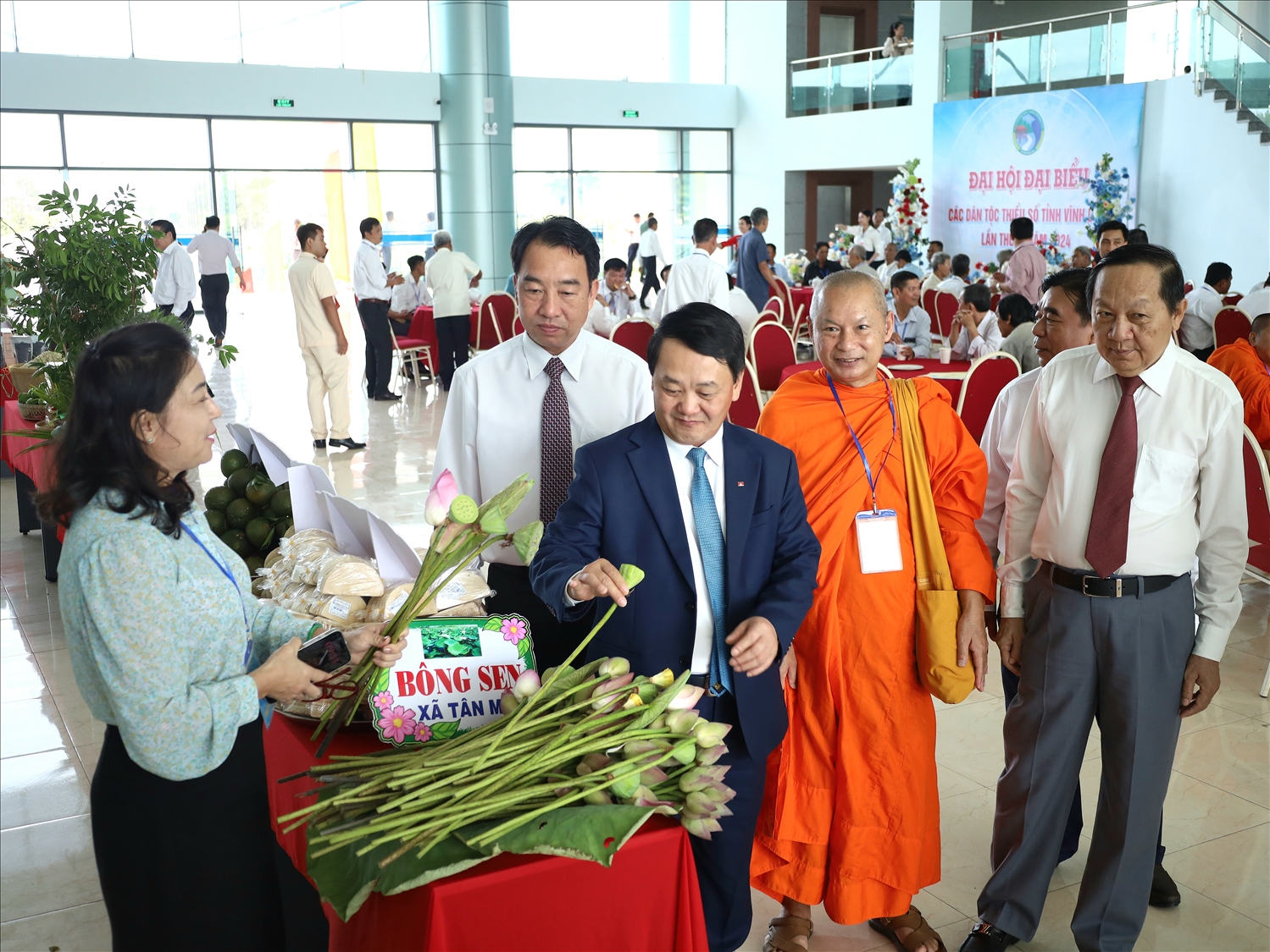 Bộ trưởng, Chủ nhiệm Ủy ban Dân tộc Hầu A Lềnh cùng các đại biểu tham quan sản phẩm từ sen, một loại cây đã giúp nhiều hộ gia đình đồng bào DTTS thoát nghèo 