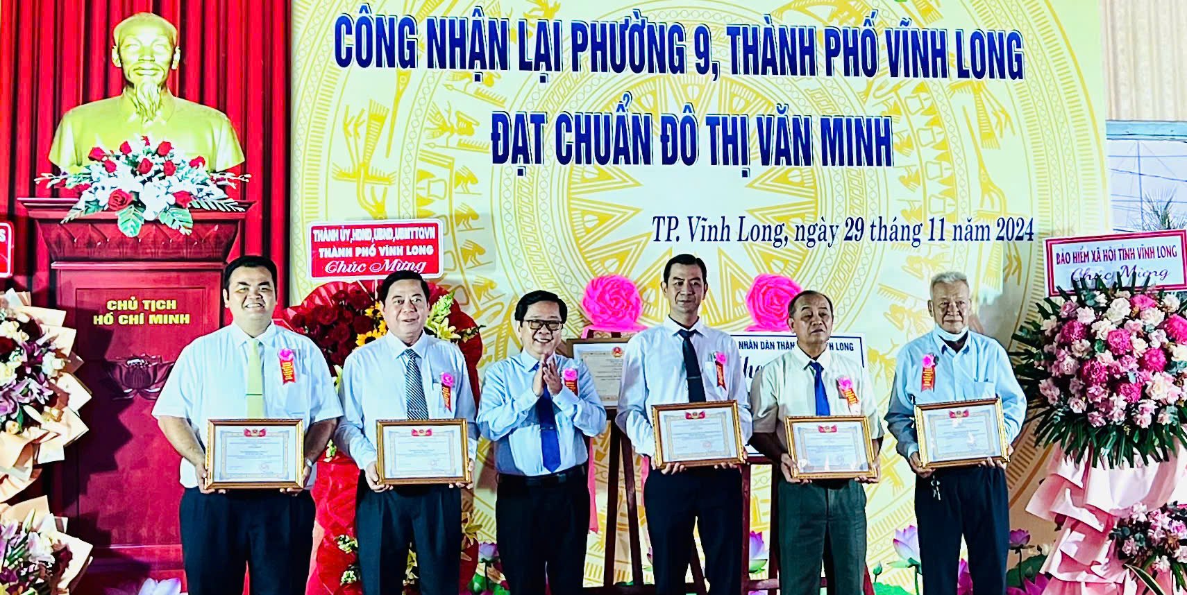 Khen thưởng các tập thể đóng góp tích cực trong xây dựng, giữ vững Phường 9 đạt chuẩn đô thị văn minh.