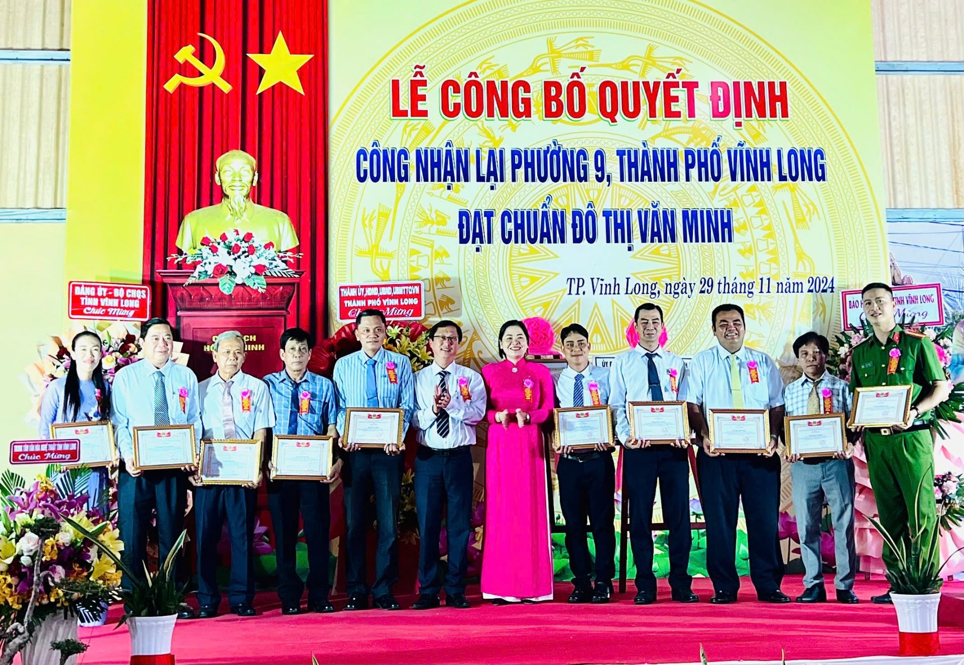 Khen thưởng các cá nhân đóng góp tích cực trong xây dựng, giữ vững Phường 9 đạt chuẩn đô thị văn minh.