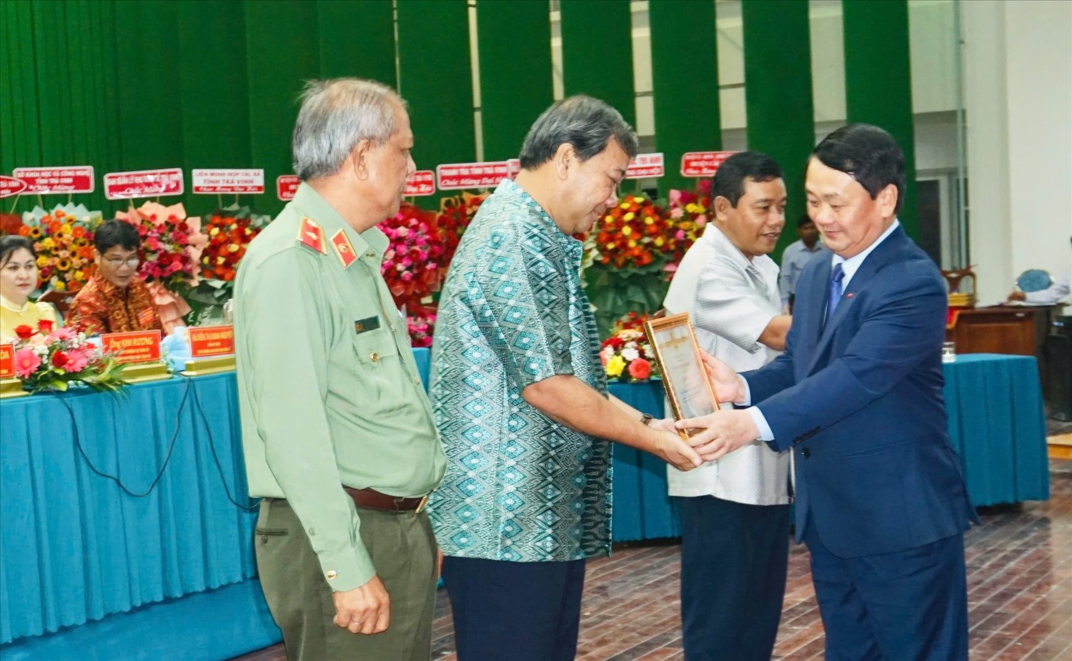 Bộ trưởng, Chủ nhiệm Hầu A Lềnh trao Bằng khen cho ông Kim Ngọc Thái, Phó Bí thư Thường trực Tỉnh ủy, Chủ tịch HĐND tỉnh