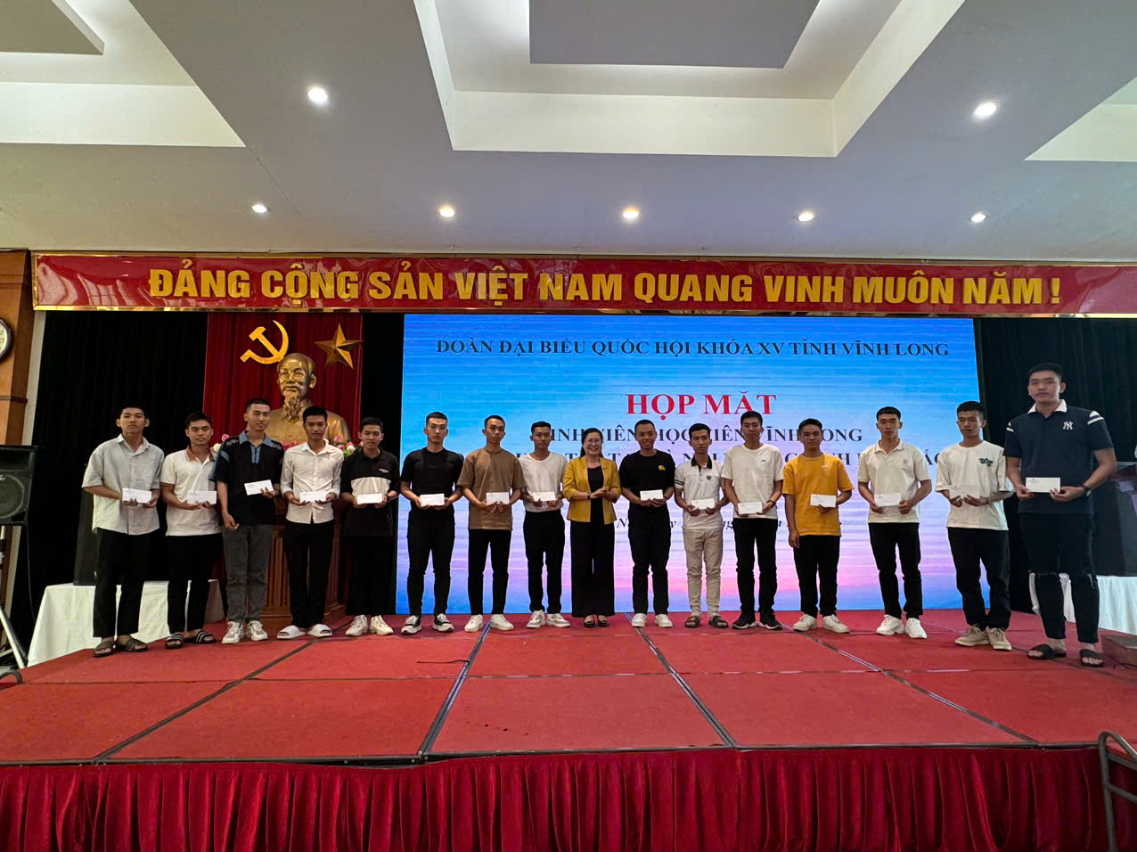 Bà Nguyễn Thị Minh Trang trao quà động viên các sinh viên, học viên tỉnh Vĩnh Long đang học tập tại Thủ đô Hà Nội.