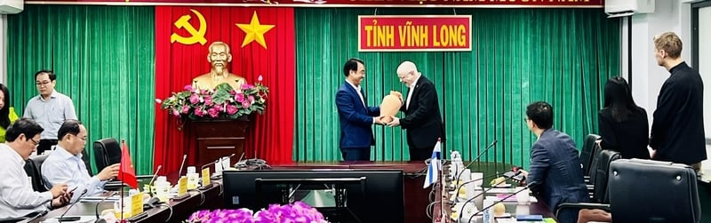 Phó Bí thư Tỉnh ủy, Chủ tịch UBND tỉnh Lữ Quang Ngời tặng quà lưu niệm cho ngài Keijo Norvanto- Đại sứ Phần Lan tại Việt Nam.