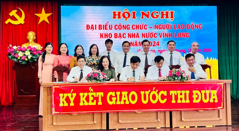  Lãnh đạo KBNN Vĩnh Long với thủ trưởng các đơn vị trực thuộc ký giao ước thi đua.