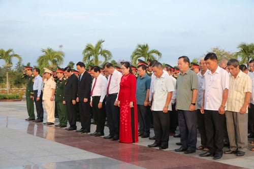 Lãnh đạo tỉnh cùng các vị đại biểu và lực lượng vũ trang tỉnh dành phút mặc niệm tưởng nhớ, tri ân các anh hùng liệt sĩ