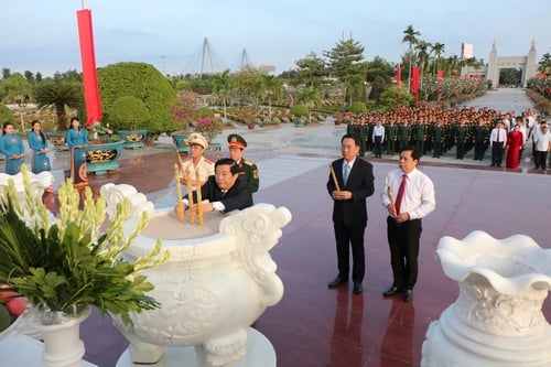 Bí thư Tỉnh ủy- Bùi Văn Nghiêm, Chủ tịch UBND tỉnh- Lữ Quang Ngời cùng lãnh đạo tỉnh và lực lượng vũ trang tỉnh thắp hương tưởng niệm các anh hùng liệt sĩ.