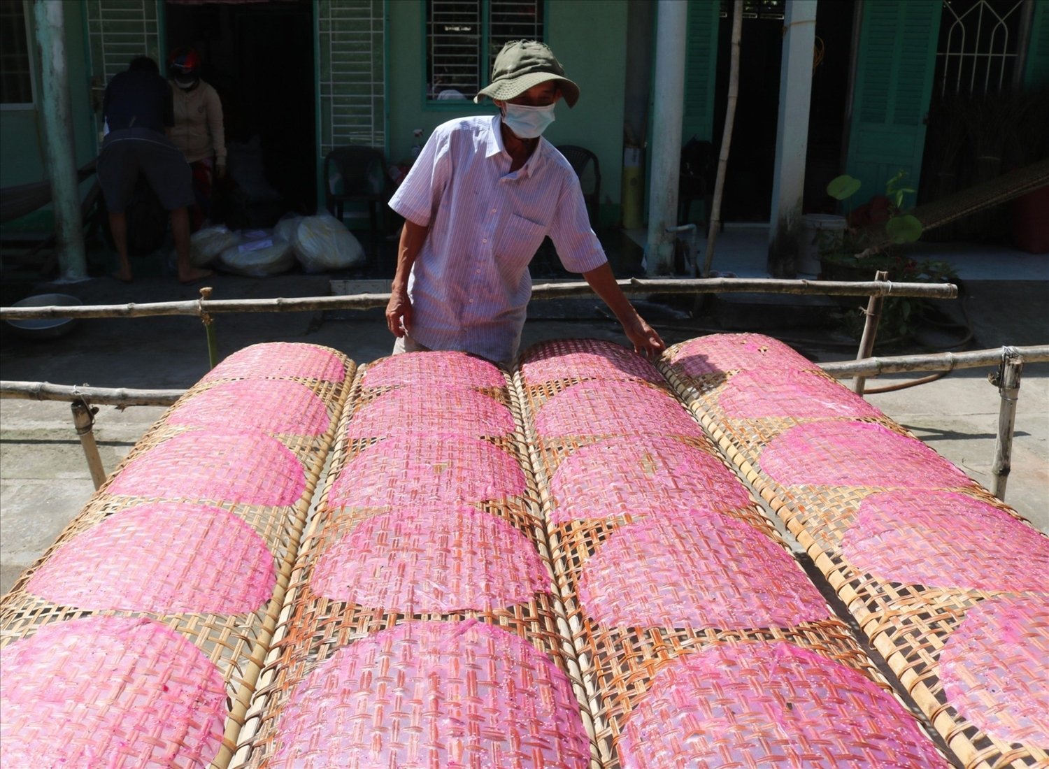 Đồng bào dân tộc Khmer tích cực phát triển kinh tế, xây dựng gia đình ""ấm no, bình đẳng, tiến bộ và hạnh phúc" (Trong ảnh: Người dân ở huyện Trà Ôn duy trì nghề sản xuất bánh tráng đặc sản