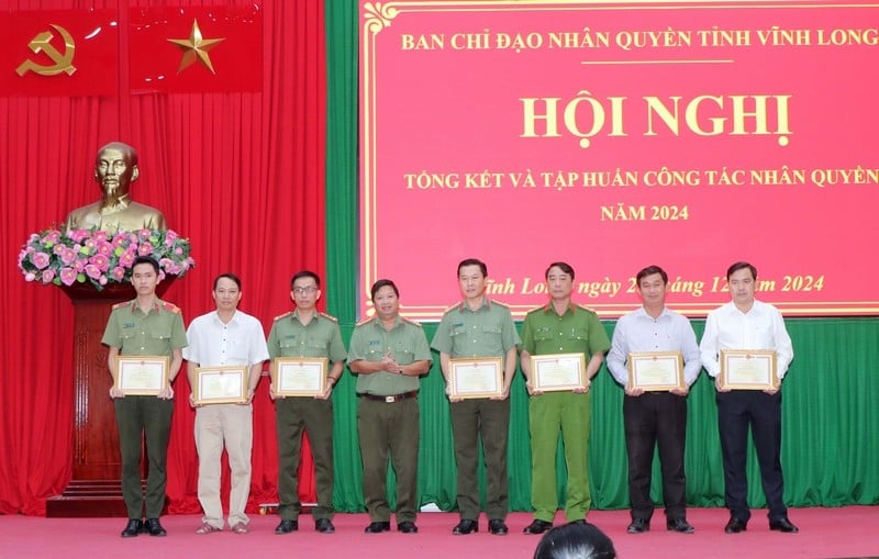 Khen thưởng các cá nhân có thành tích xuất sắc trong công tác bảo vệ và đấu tranh về nhân quyền năm 2024.