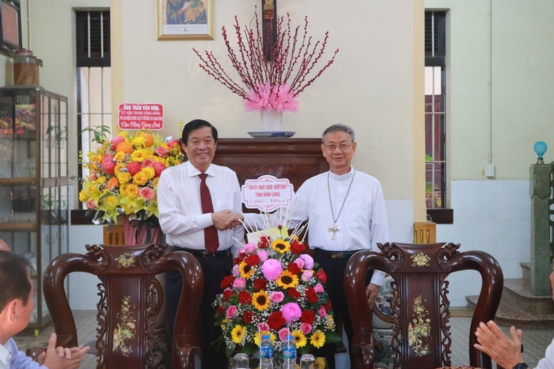 Bí thư Tỉnh ủy- Bùi Văn Nghiêm tặng hoa chúc mừng Giáng sinh năm 2024 tại Tòa Giám mục Giáo phận Vĩnh Long.