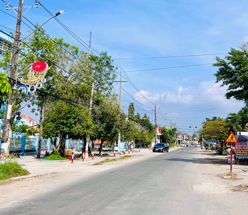 Tết này, TT Cái Nhum lung linh hơn với hệ thống đèn trang trí nghệ thuật mới đưa vào sử dụng.