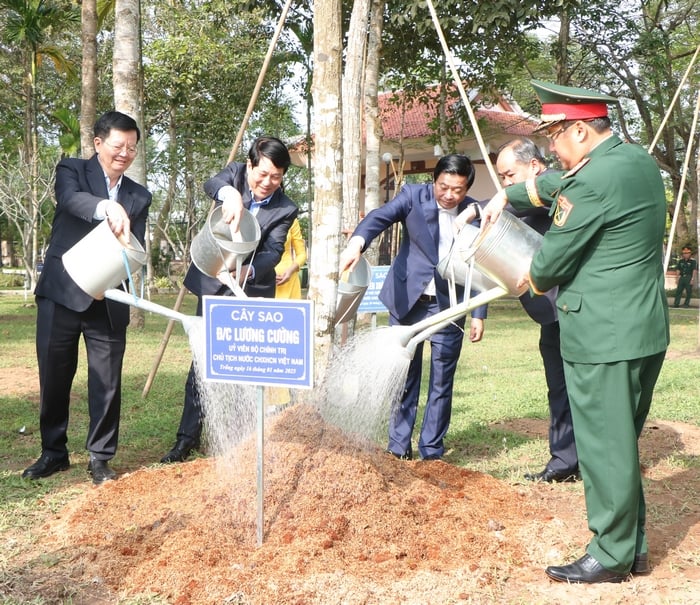 Chủ tịch nước Lương Cường trồng cây trong khuôn viên Khu lưu niệm Chủ tịch HĐBT Phạm Hùng.