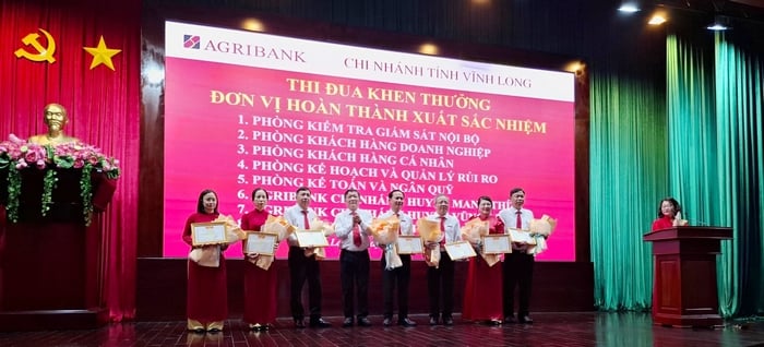 Khen thưởng cho các đơn vị hoàn thành xuất sắc nhiệm vụ. 