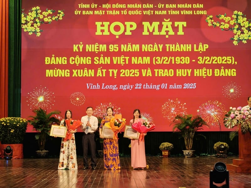 Ông Nguyễn Hiếu Nghĩa- Ủy viên Thường vụ Tỉnh ủy, Trưởng Ban Tổ chức Tỉnh ủy trao bằng khen cho đại diện các các giả có tác phẩm đạt giải Khuyến khích.