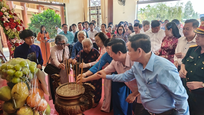 Đoàn đến viếng, thắp hương  tại Khu lưu niệm GS.VS Trần Đại Nghĩa tại huyện Tam Bình

