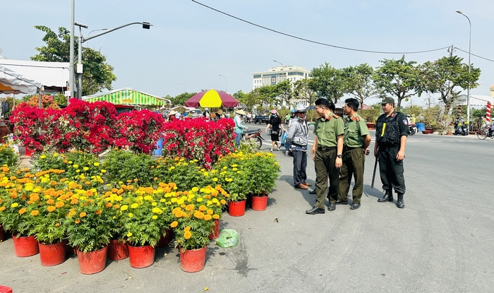 Lực lượng chức năng thường xuyên tuần tra để đảm bảo trật tự an toàn ngày Tết. 