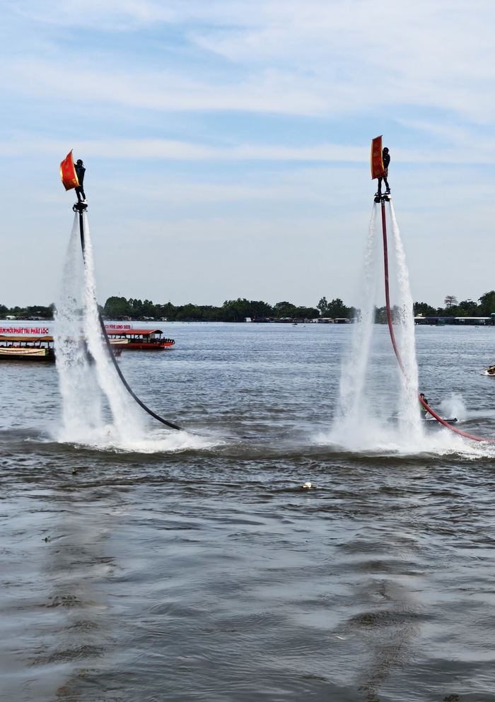 Màn trình diễn Flyboard cuốn hút.